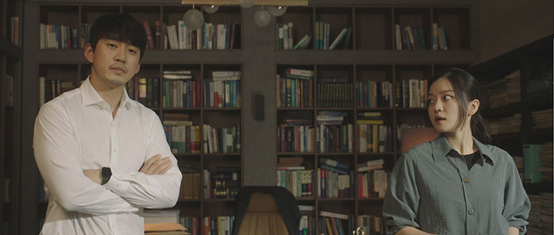 演技派俳優ユン・ゲサン主演！ 刑務所に潜入した犯罪心理学者の頭脳戦